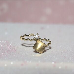 Elegant Gold Wave Ring with Diamond Accent